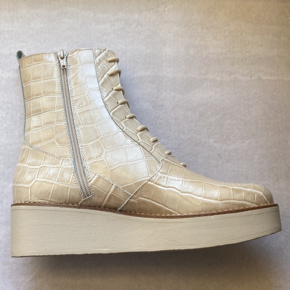 ANTHROPOLOGIE Lace-Up Stompy Boots - Picture 5 of 9